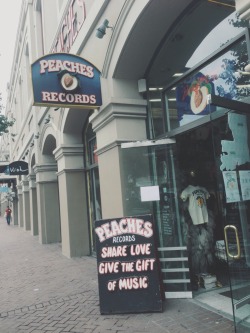 so-pop-punk:  peaches records in New Orleans was like a dream
