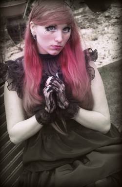 gothicandamazing:  Model : Noctaly Cat, un chat rose et noirPhotographe :