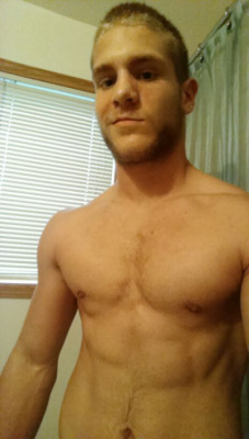 realdudesnaked:    Follow me at “Real Dudes Naked” to see