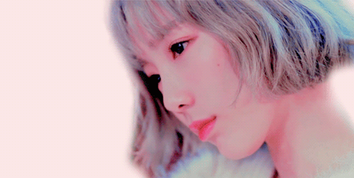 asilentkkaebsong:  â€œDreaming in the rainâ€¦â€ 