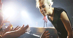 ibmariji:  One of the many precious moments Jiyong has shared