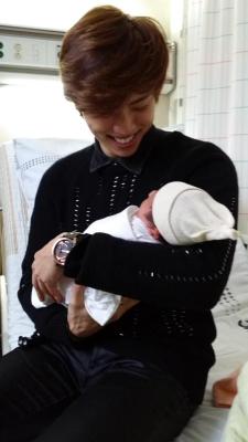 7isinfinite:  Congratulations to Uncle Dongwoo and his family!