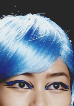 limecrime:  Blue liner & blue hair, LOVE!  anna sui s/s 2013