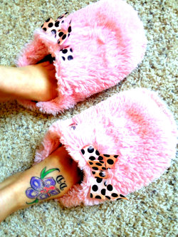 jellyhasprettyfeetxo:  I love my slippers!!!!