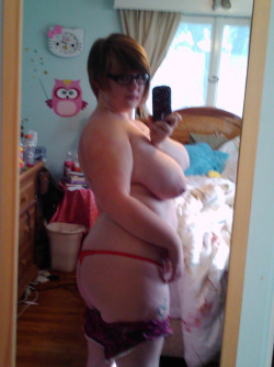 Another curvy girl takes a simple snap with her cellphone and