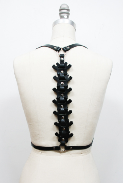 ale-saenz:  Vertebrae Harness by Zana Bayne