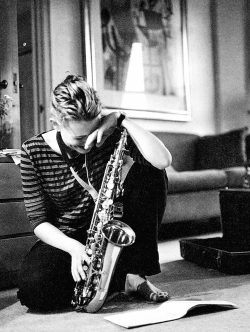 sydneyprosser:  Cate Blanchett playing her saxophone during a