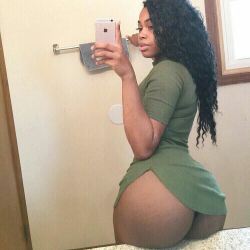 glamourgurls:  Things easily get swallowed in a booty like  @thelifeofmalij