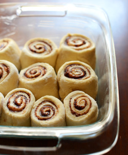 foodffs:  The World’s Easiest Cinnamon Rolls Really nice recipes.