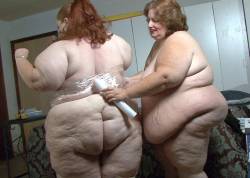 anotherssbbwfanatic:  I want both of them on top of me 