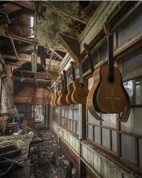 Abandonned guitars factory. Nudes & Noises  