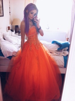 alternative-grunge-girls:  jadechxntelle:  found my prom dress
