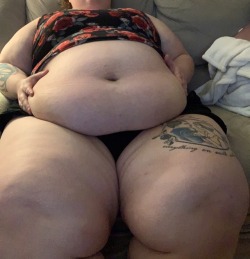 ninjarhys: fatsbysgal:  Laying back and letting my belly out