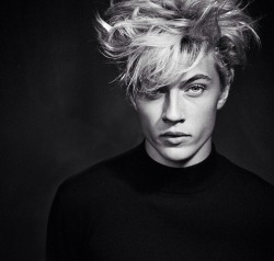 int0xicating-kisses:  Lucky Blue Smith 