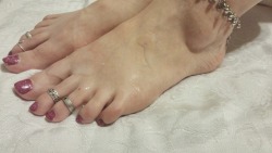 sweetcandytoes:  Cum between her toes!
