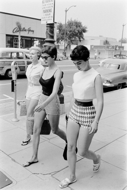 vintagegal:  Female Short Pants photographed by Allan Grant c.