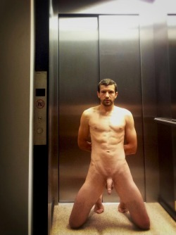 saargay67: Nackt im Fahrstuhl! Die Schlampe wartet auf nen hätten