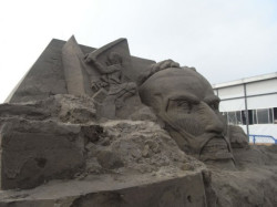 juriakimizu:  “Attack on Titan” Sand Sculpture Celebrates