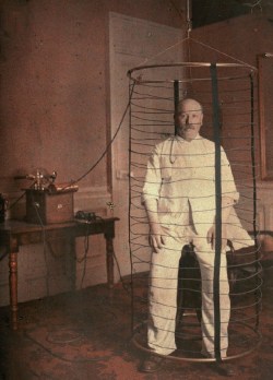 Stop-ondes, 1910. Homme se livrant à l’expérience de la cage