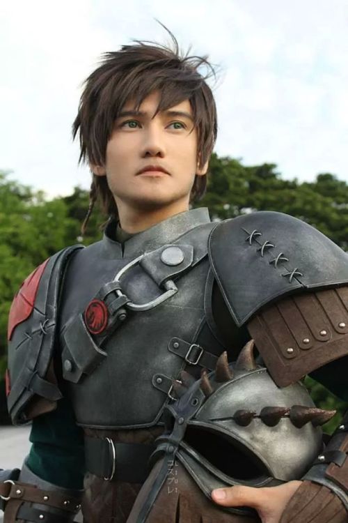 rockuzan:  His name is Liui Aquino, a filipino cosplayer. And I think, by far, he’s the greatest Hiccup cosplayer I’ve seen. 