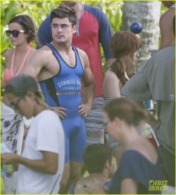 theguysvault:  The hot #ZacEfron  show his bulge in a wrestling
