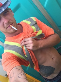 suchbeautifulmen:  This cute / hot construction worker is pretty