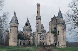 clavicle-moundshroud:  A beautiful sadness: The Abandoned Chateau