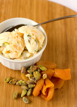 foodffs:  Dried Apricot-Pistachio Ice Cream  Really nice recipes.