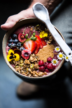 veganfoody:  Peanut Butter Acai BowlReplace honey with agave