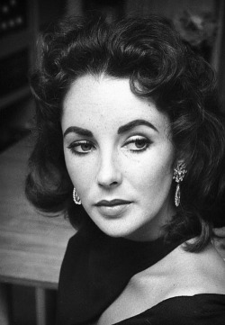 classicmoviehub: (Beautiful close-up photo  of Elizabeth Taylor).