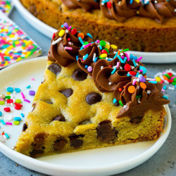 foodffs:  This cookie cake is giant brown sugar chocolate chip