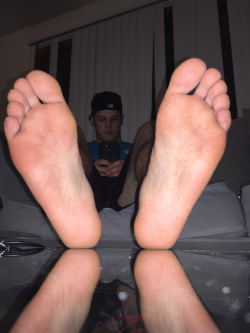 dirtycollegeboyfeet:  footsmeller:Big feet MasterTrueAlpha is