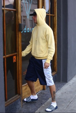 jbiebsfeet:Justin walked into a spa yesterday with socked feet👣