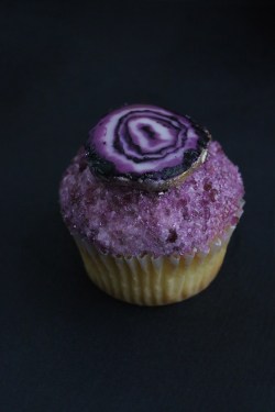 queenofchalices:  addaspoonfullofsugar:  Gemstone Cupcakes  