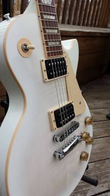 axestasy:  not crazy about the cream pickguard, but this guitar