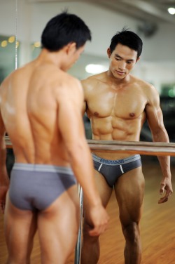 ILoveMuscularAsianMen