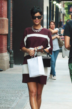 rihannalb:  Rihanna grabs a taxi in NYC.