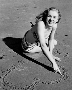 missmonroes:  Marilyn Monroe photographed by Joseph Jasgur, 1946
