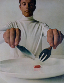 grupaok:Superstudio, Man Cutting Pill, 1972