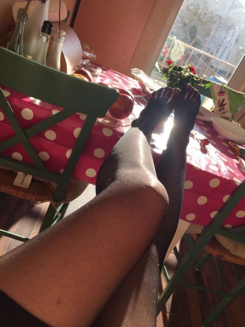 sneakywife:I love the shine of my tights against the sun .. lovely mornings ❤