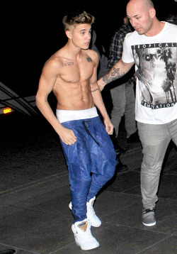 iballer:  Justin Bieber celebrating his 19th birthday shirtless