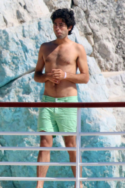 shirtlessmalecelebs:  Adrian Grenier