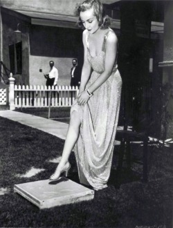 fuckyesoldhollywood:  Carole Lombard putting her footprint on