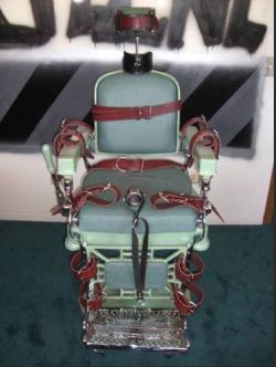 newdomsub:Now that is my kind of barber chair.
