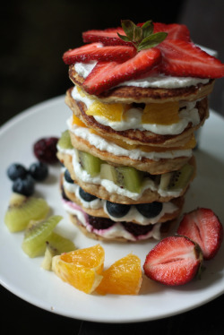 delectabledelight:  Rainbow fruit pancakes (by honey drizzle)