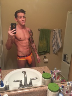 texasfratboy:  major underwear bulge - yummy!