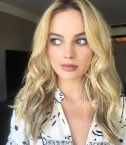 gentlemanboners:  Margot Robbie. https://www.snapchat.com/add/gentlemanboners