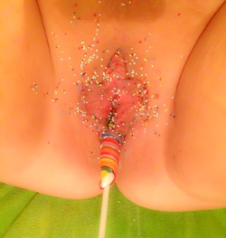 raisaesibet: 36hbombs:  Candy gets sticky and messy! It’s as