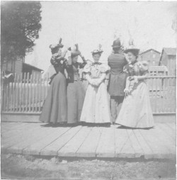 facesofthevictorianera:  Group of well-dressed women (1890s)