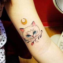 pequenostatuajes:  Tatuajes de un gato blanco en el interior